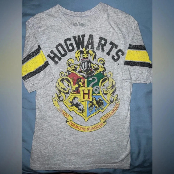 Hogwarts Harry Potter T-Shirt - Picture 2 of 4